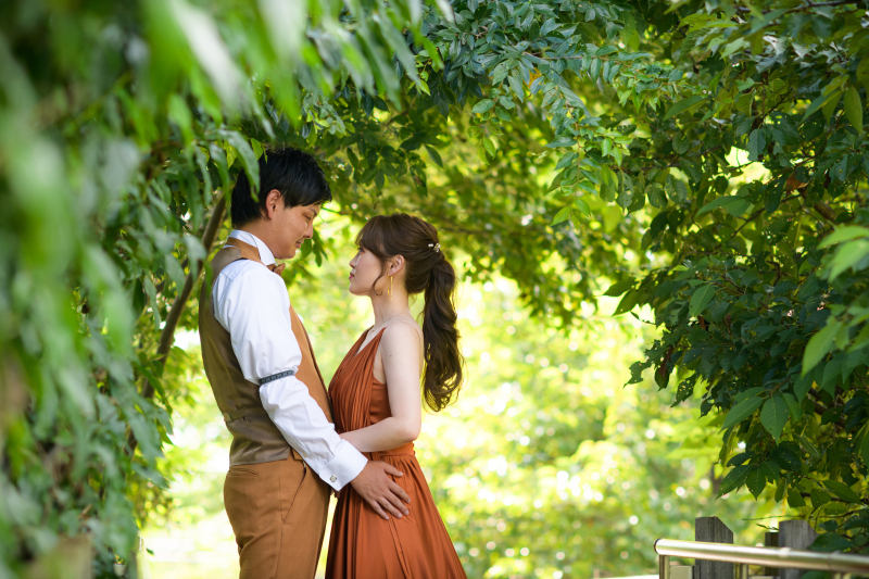 【選べる｜カラードレス&times;ロケーションフォト】上質ドレス&times;タキシード、ヘアメイク、ロケーション移動・申請費、データ100枚付