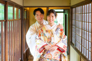 花嫁なら憧れる鮮やかな色打掛。伝統的な和装だからこそ、綺麗な形で写真に残して。