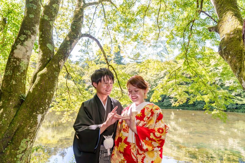 大きな池をバックに