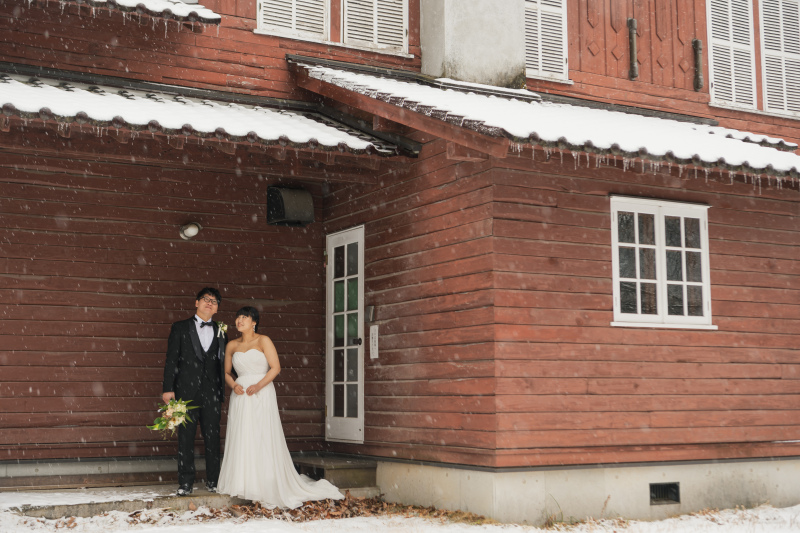 雪をしのぎながら