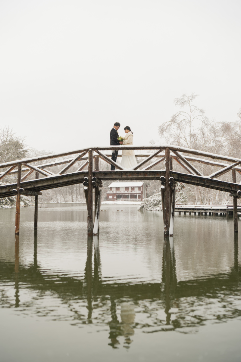湖上に架かる橋で