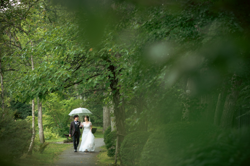 傘さしショットも