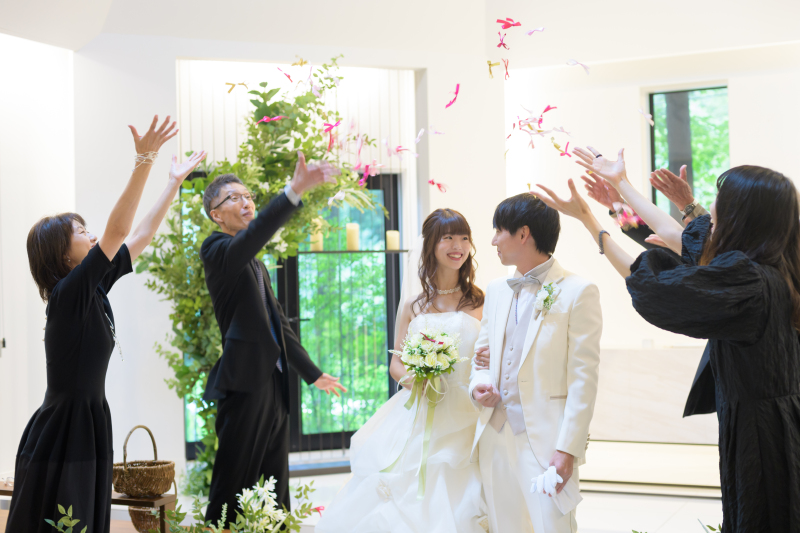 リボンシャワーでお祝い