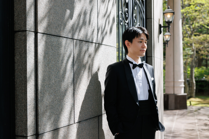 ご新郎様は披露宴会場の前で