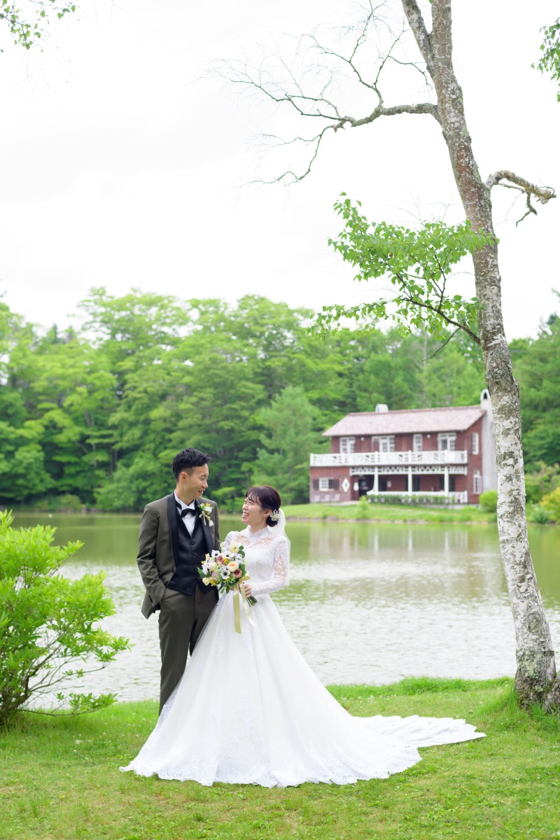 湖とレトロな館を背景に