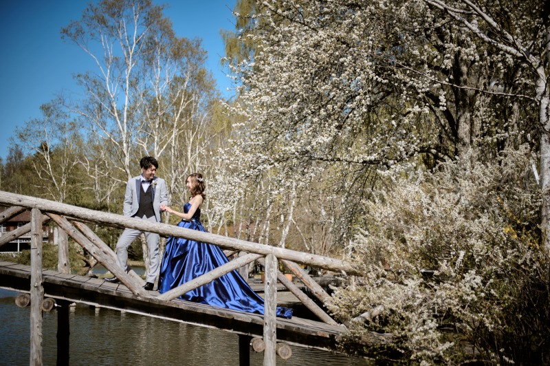 橋の上で手を取り合って