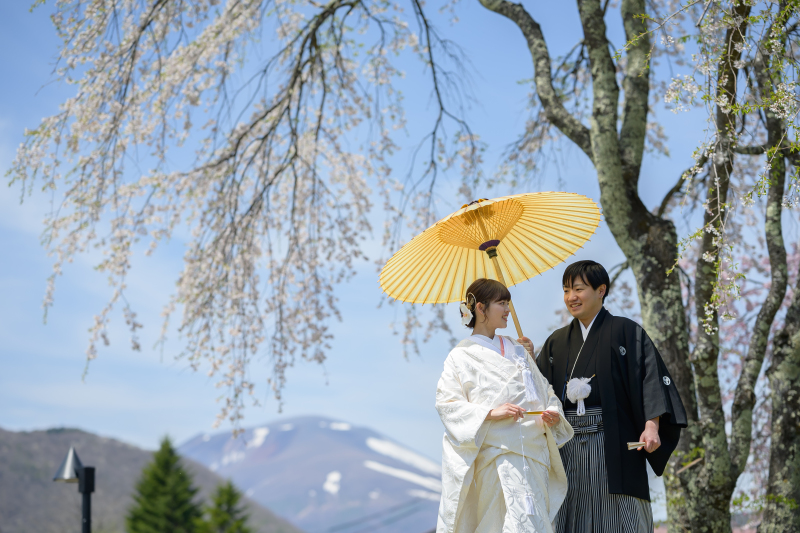 浅間山を背景に