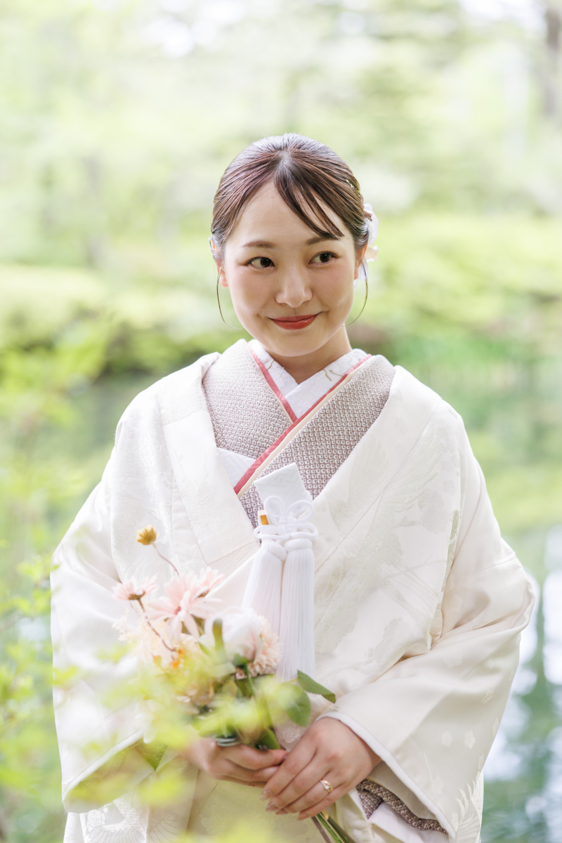 少し目線を外して