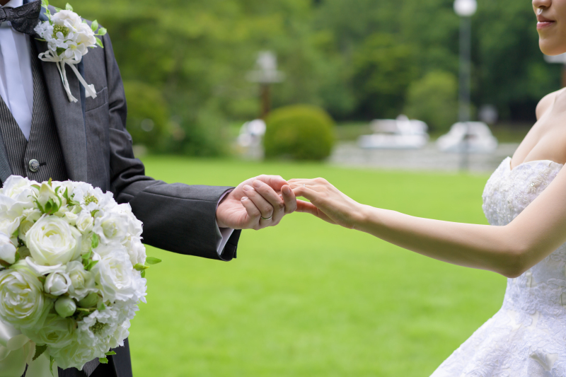 ご新婦様の手を引いて