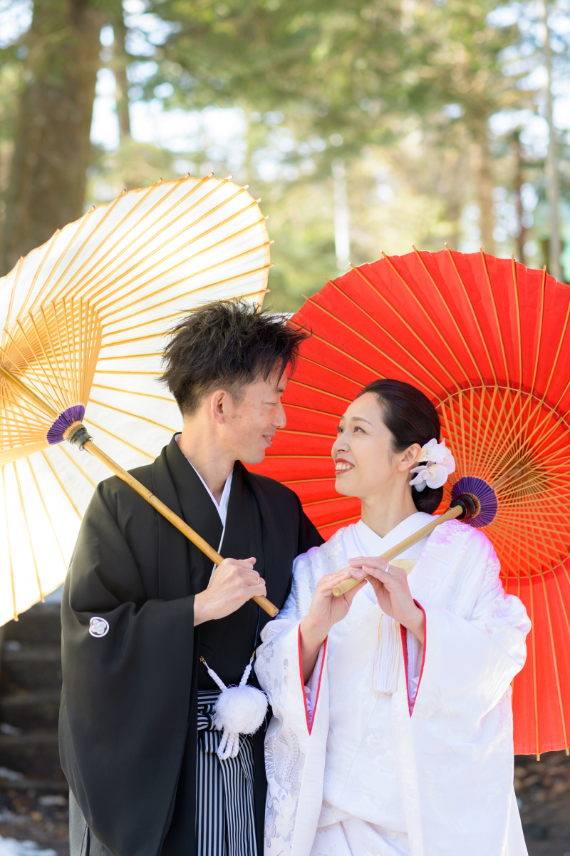 おふたりで傘を持って