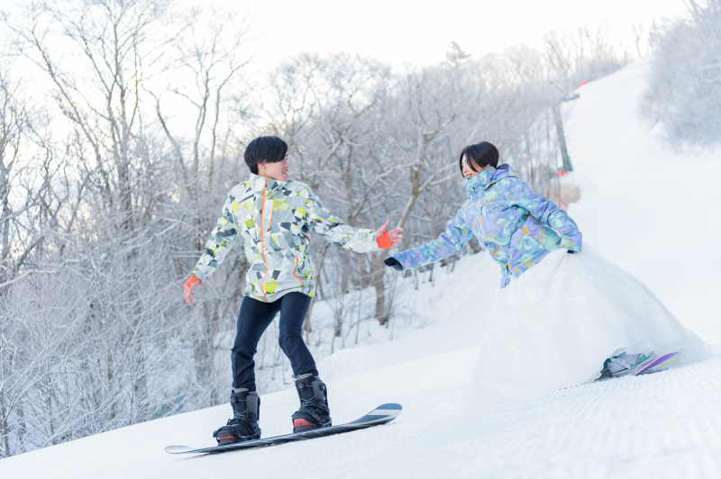 レア！ウェディングドレス姿でのスノボショット