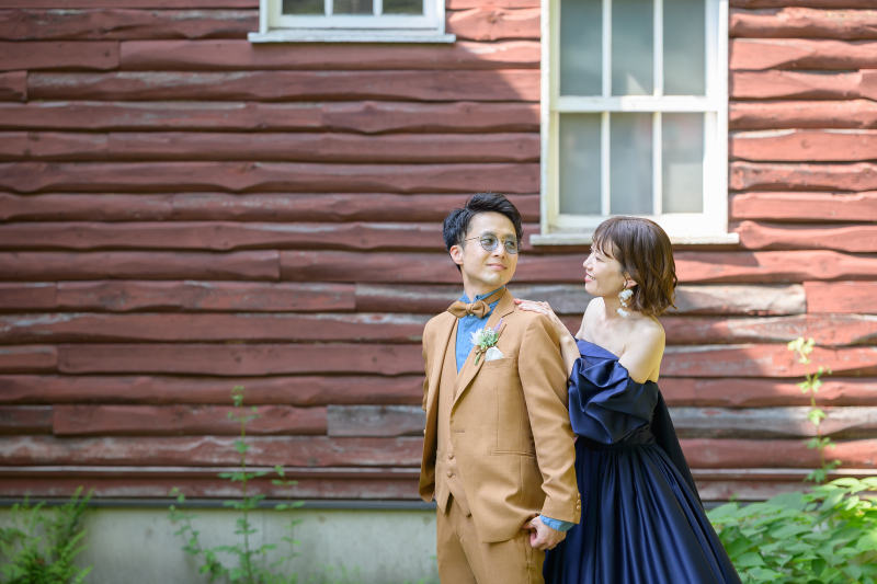 レンガ色を背景に