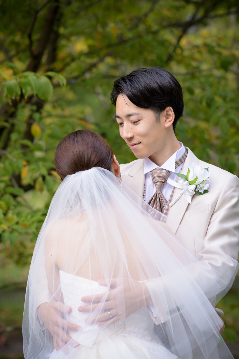 ご新婦様を抱き寄せ