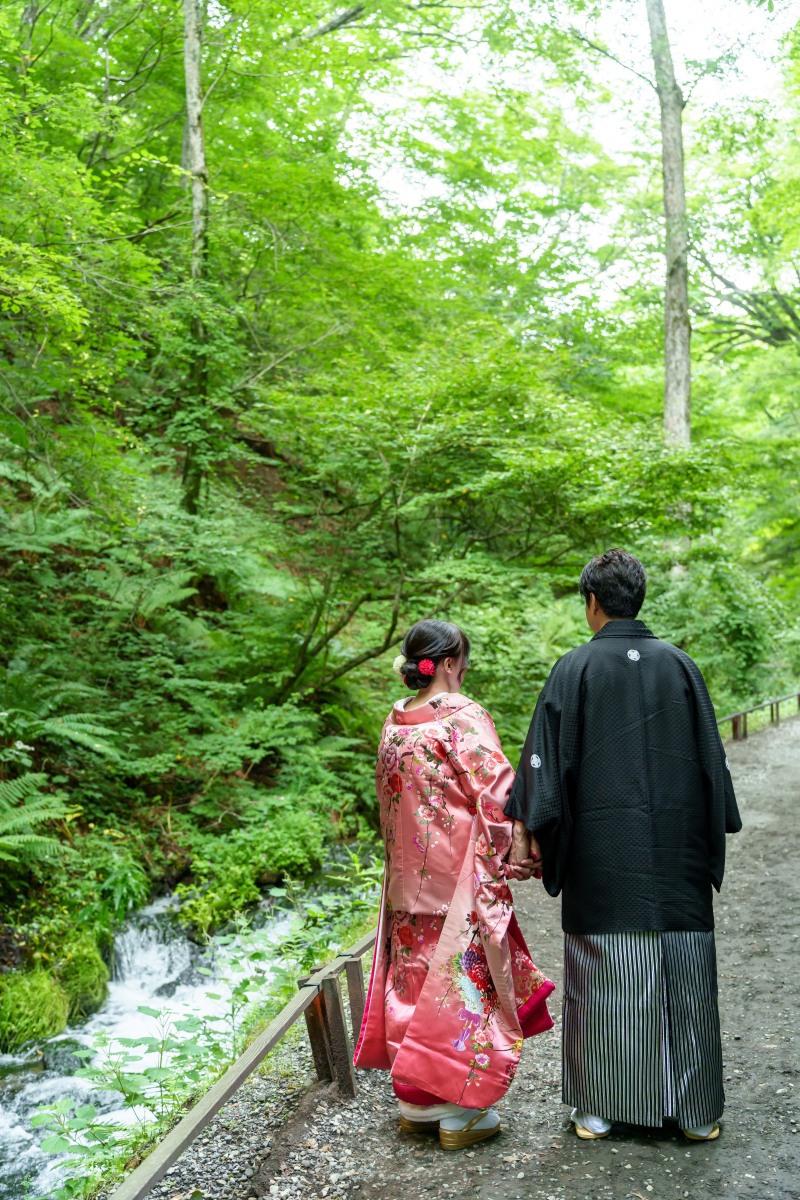 白糸の滝に向かって