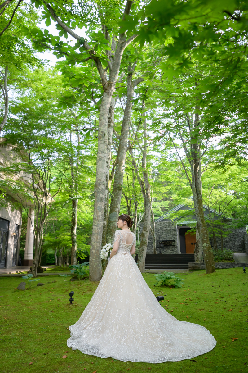 真っ白なドレスと緑