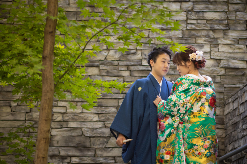 石造りのチャペルの前で