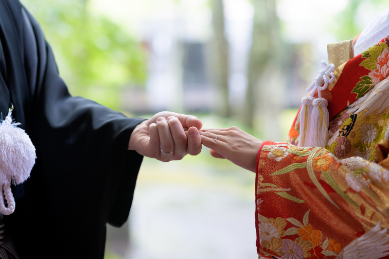 手を取り合って