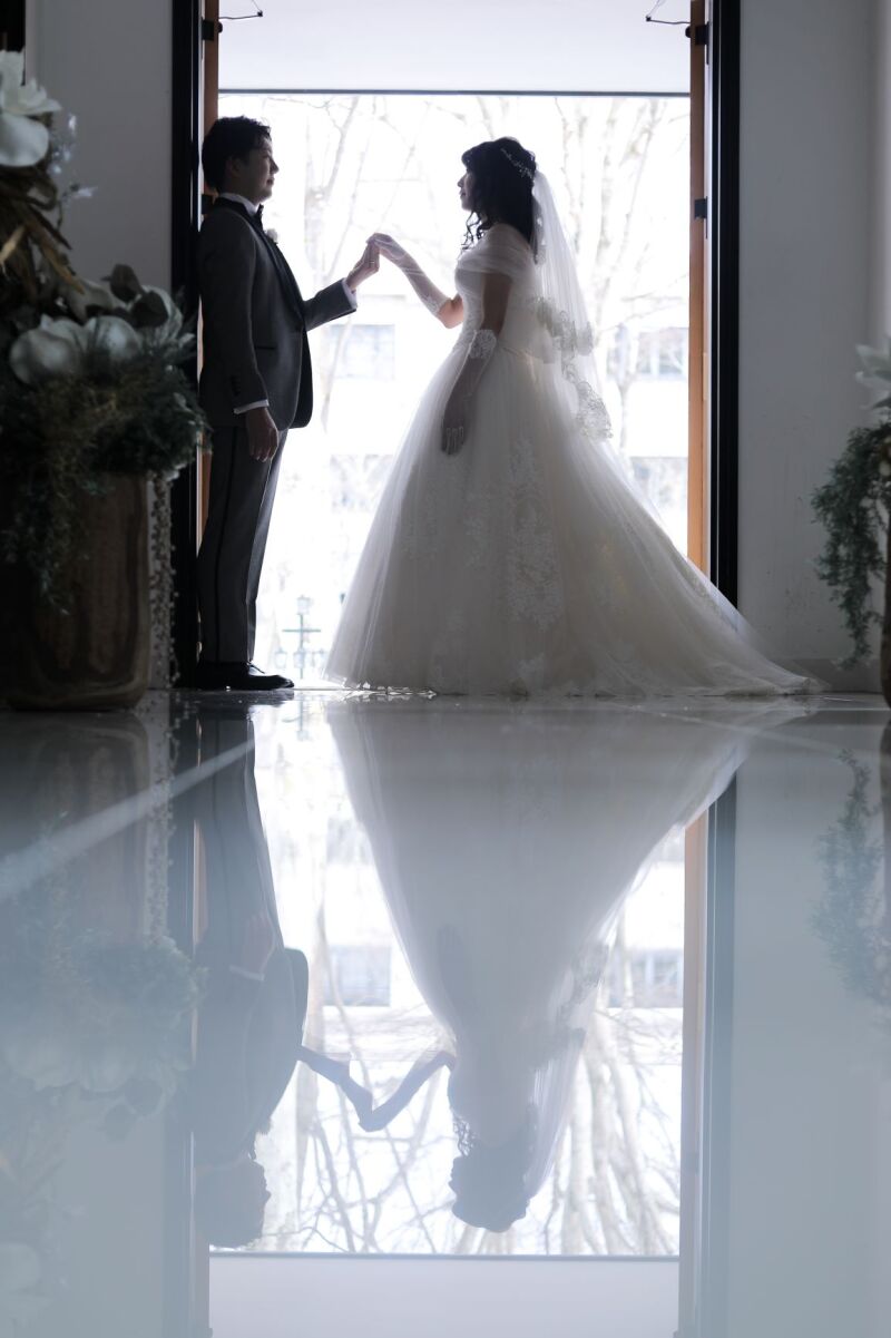 ヴァージンロードに反射するお二人