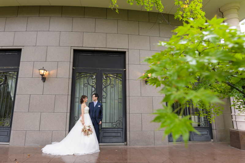 洋風な建物をバックに