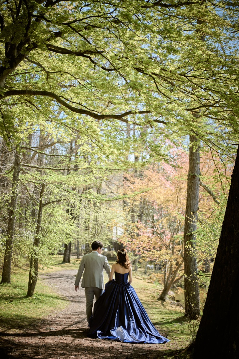 並んで歩く並木道