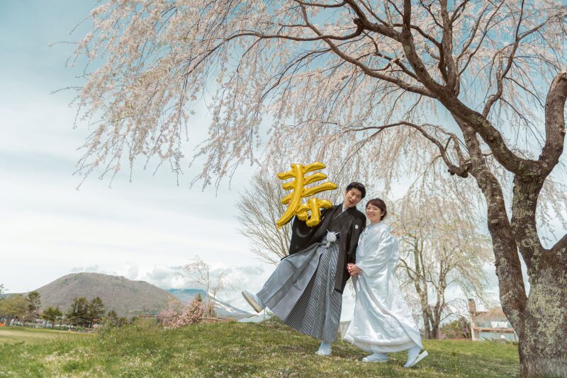 しだれ桜の下で