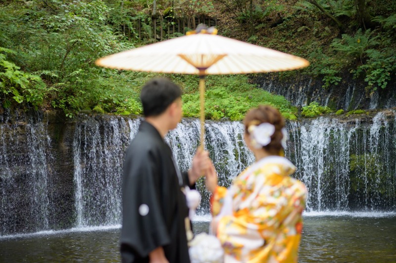 滝を眺めながら