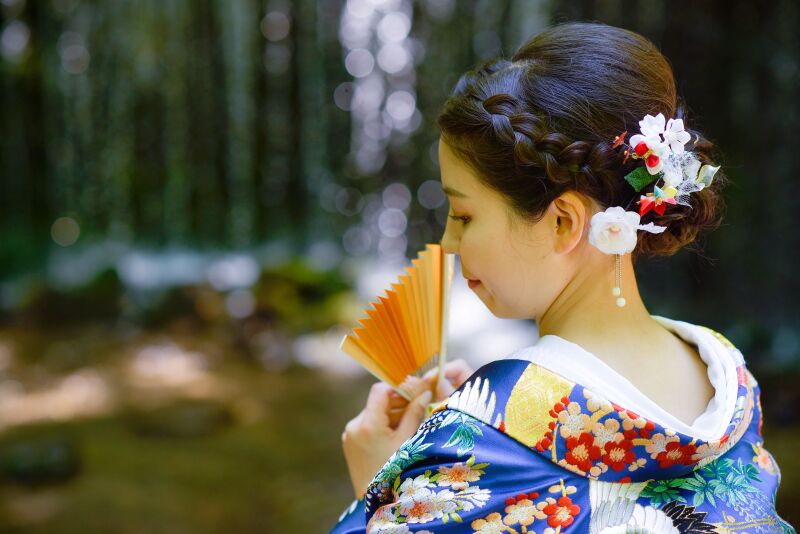 アップスタイルの髪型に髪飾りを添えて