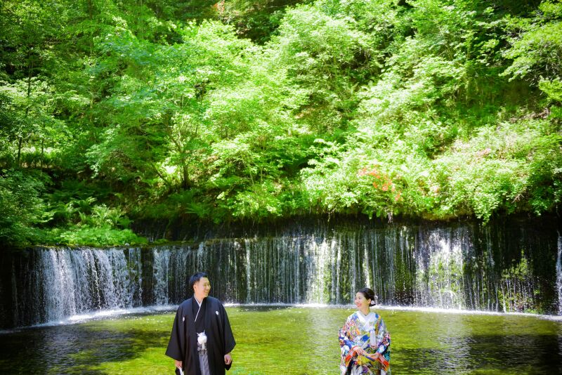 幅約70メートルの滝をバックに