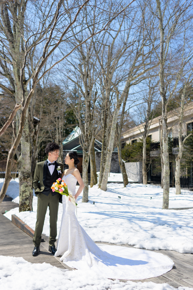 雪が積もる中庭で