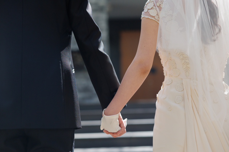 おふたりの手を