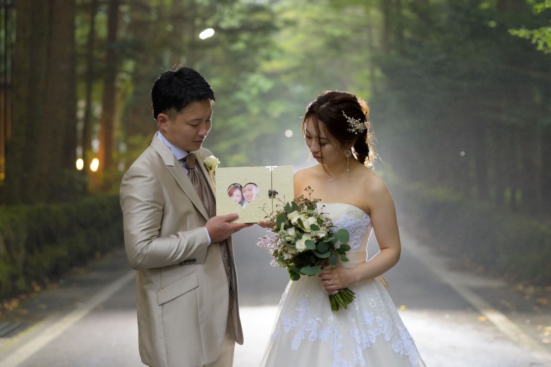 軽井沢の木々を背景に