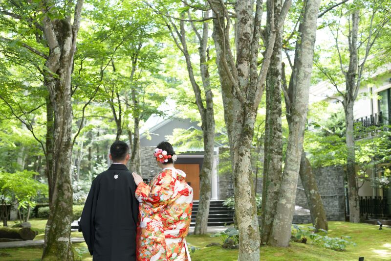 中庭の緑に囲まれて