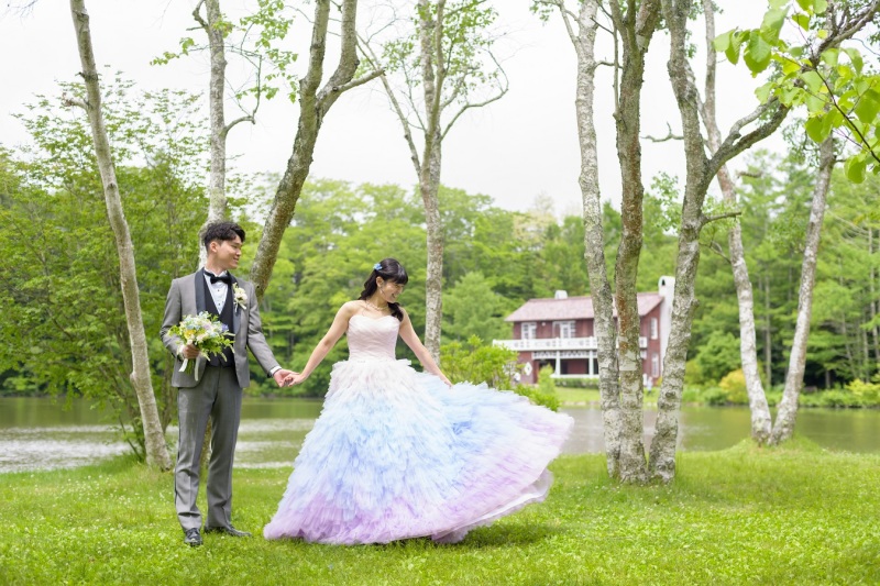 ドレスをなびかせて