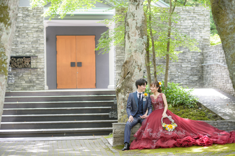 チャペルの前で