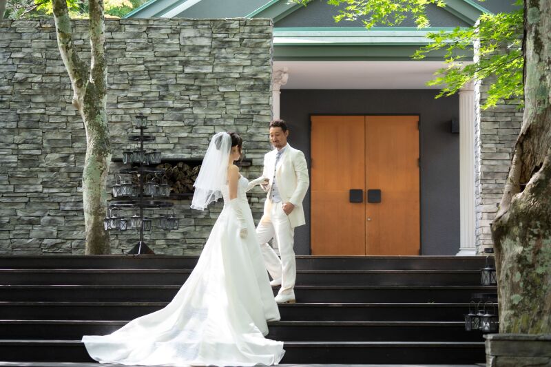 ご新婦様の手を引いて