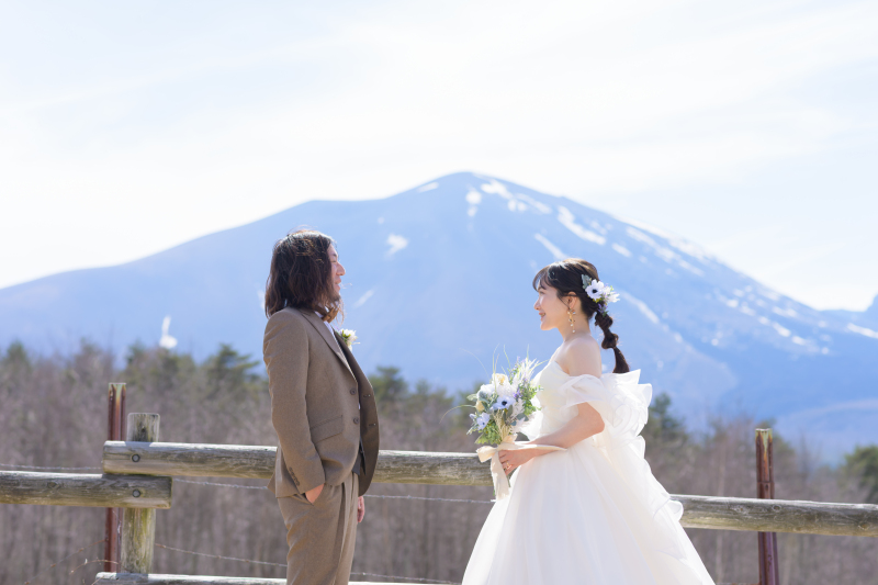 浅間山を背に
