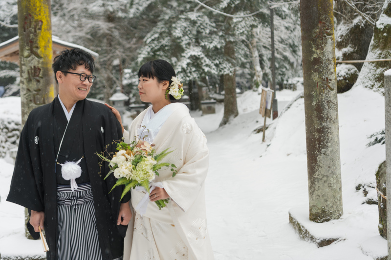 早速雪の中の諏訪神社へ