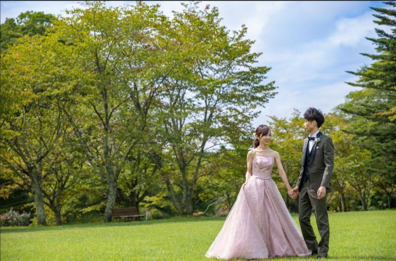 ロケーションに映える、フォトジェニックな衣装