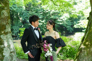 軽井沢の緑に映える、豊富なカラードレスの品揃え！