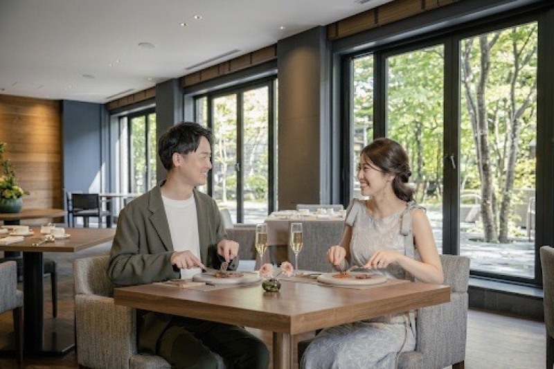 【フォト会食】チャペル館内撮影+会食(洋装1着+会食(6名分)+全データ)家族への感謝の気持ちを伝える、フォトウェディングプラン
