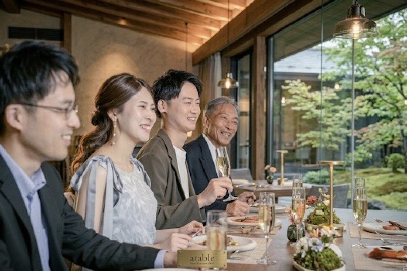 【フォト会食】チャペル館内撮影+会食(洋装1着+会食(6名分)+全データ)家族への感謝の気持ちを伝える、フォトウェディングプラン