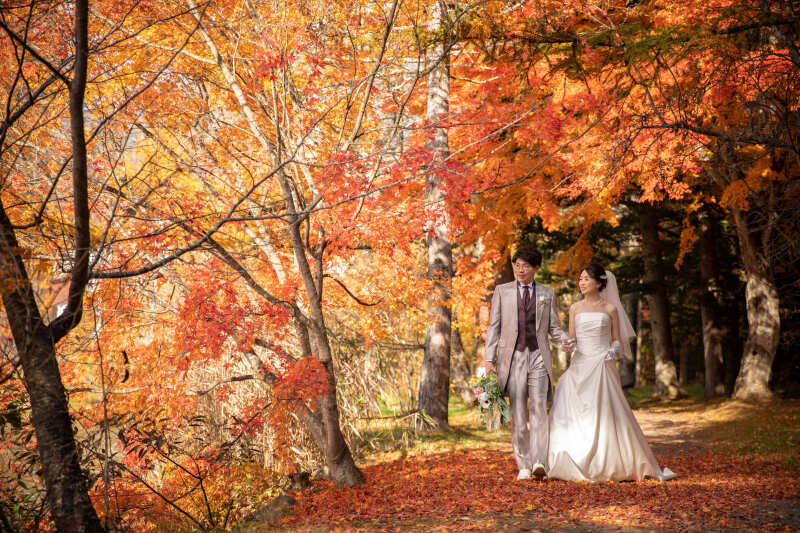 ※残り僅か※【紅葉満開フォトプラン】選べる上質ドレス×タキシード、ヘアメイク、写真データ100枚 ※天候保証付