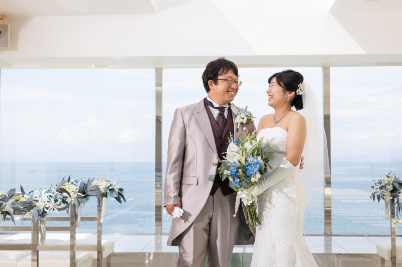 光に包まれるチャペルの誓い