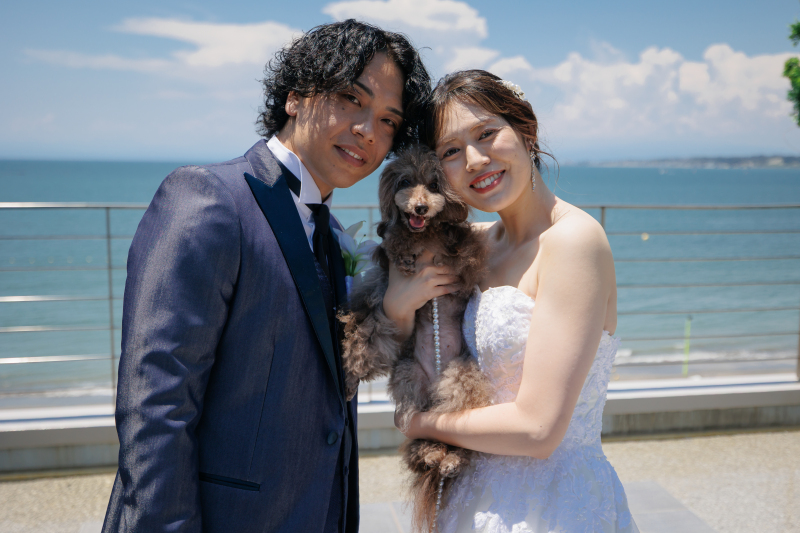 愛犬とテラスで迎える青空の祝福