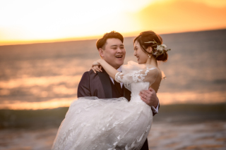 洋装×夕景の海岸ロケーション