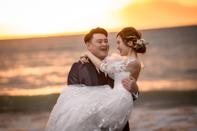 洋装×夕景の海岸ロケーション