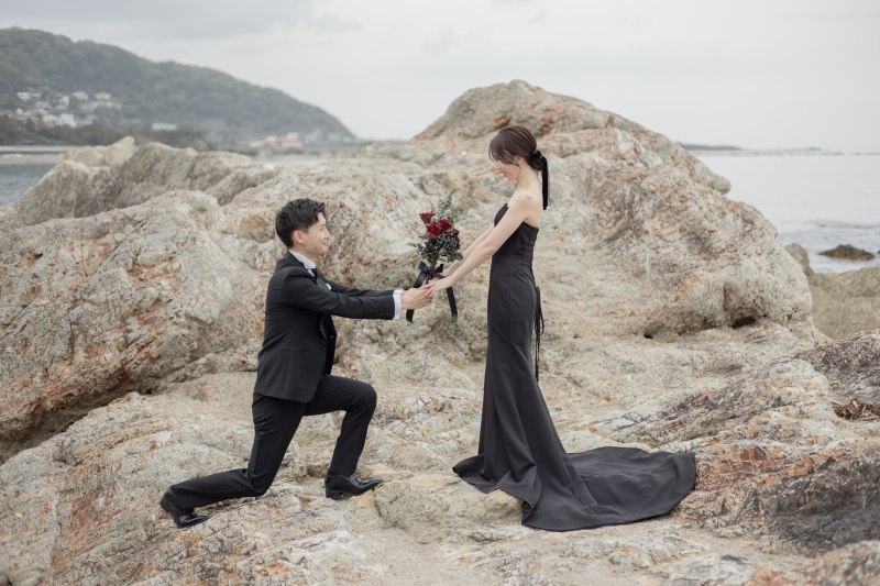 想いを託した花束を新婦へ捧げる