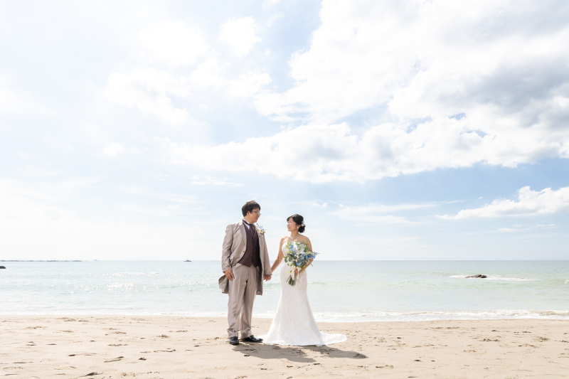 海辺に映えるライトグレーの装い