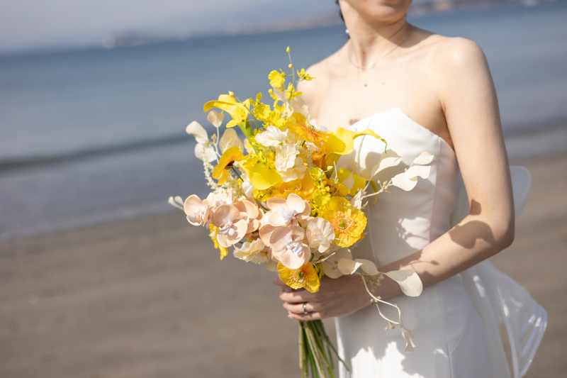 花束が引き立てる装いの完成