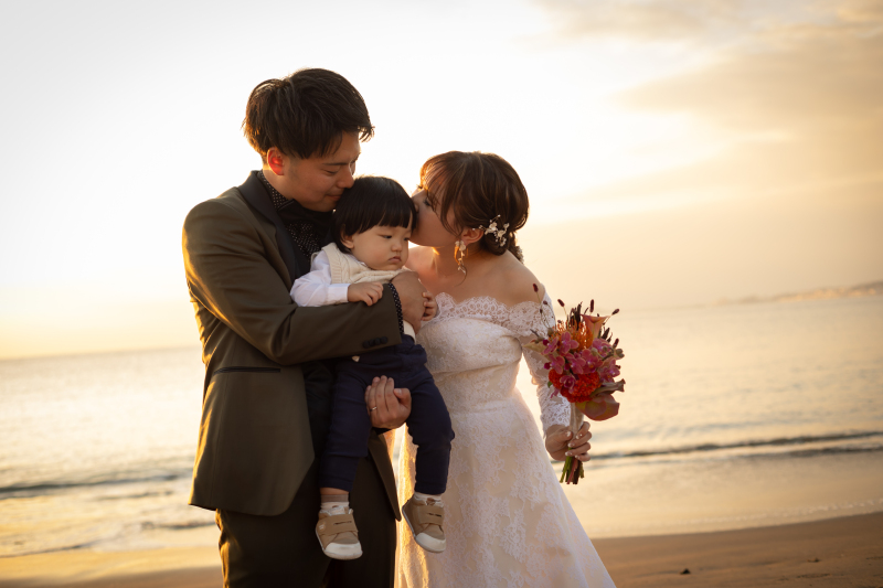 夕日に包まれた家族愛